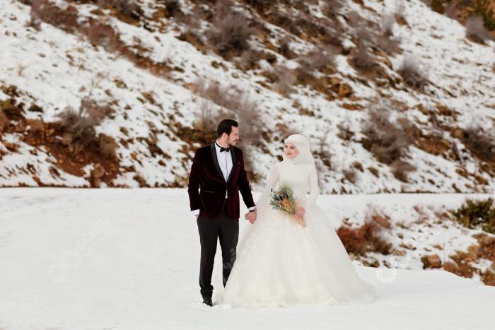 elife enes kis mevsimi karda dugun fotograflari ve tesetturlu dugun pozlari 01