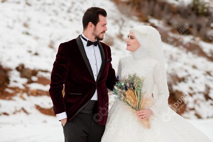 elife enes kis mevsimi karda dugun fotograflari ve tesetturlu dugun pozlari 04
