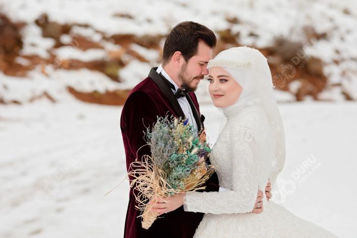 elife enes kis mevsimi karda dugun fotograflari ve tesetturlu dugun pozlari 07