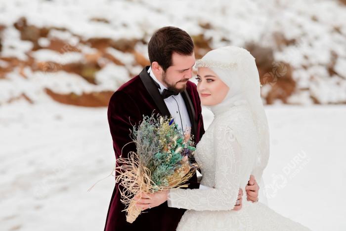 elife enes kis mevsimi karda dugun fotograflari ve tesetturlu dugun pozlari 08