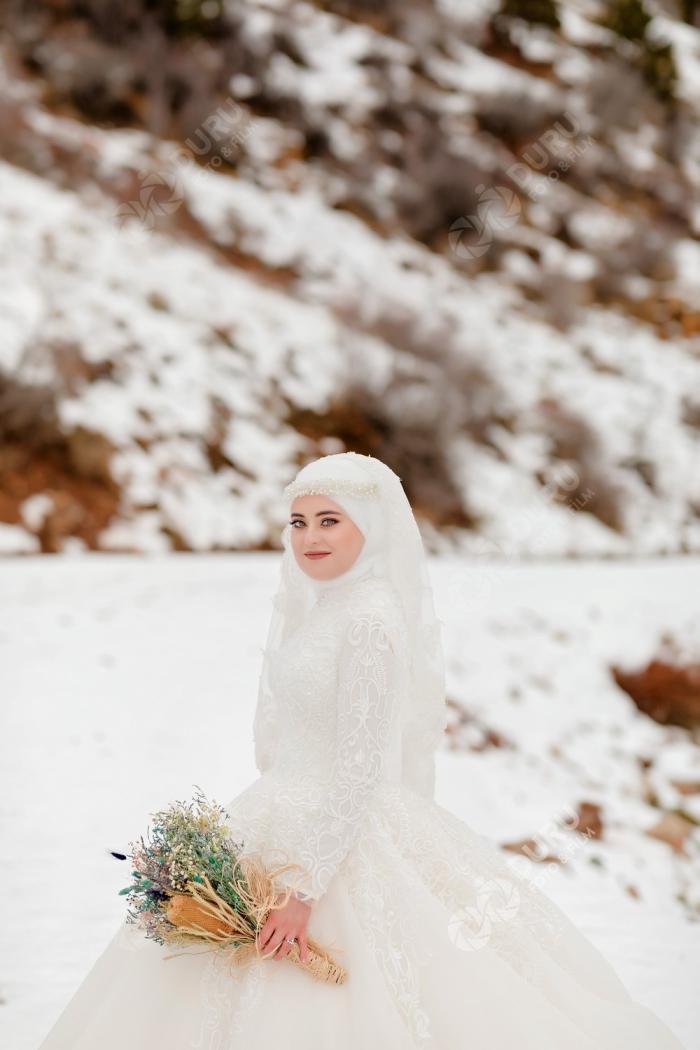 elife enes kis mevsimi karda dugun fotograflari ve tesetturlu dugun pozlari 13
