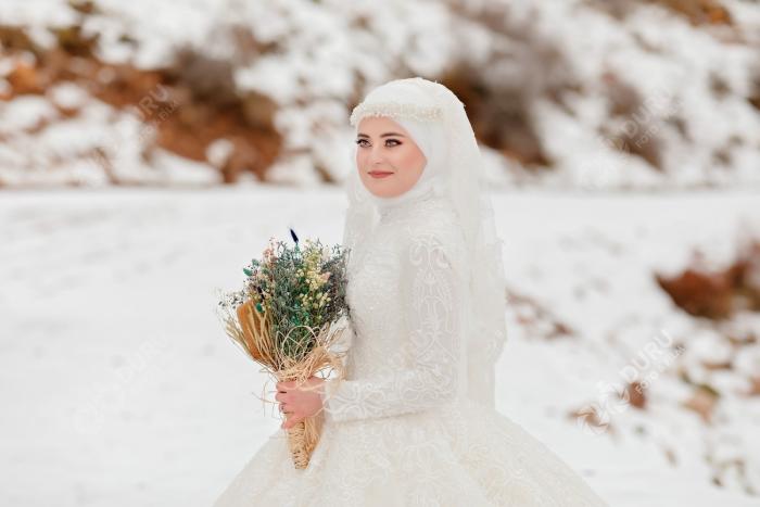 elife enes kis mevsimi karda dugun fotograflari ve tesetturlu dugun pozlari 14
