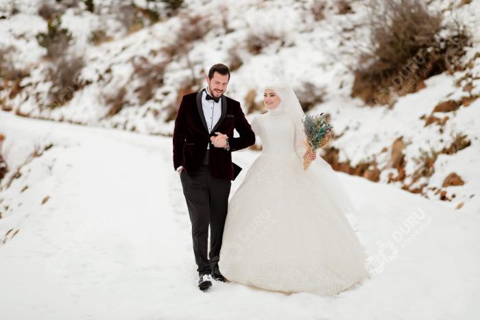 elife enes kis mevsimi karda dugun fotograflari ve tesetturlu dugun pozlari 19