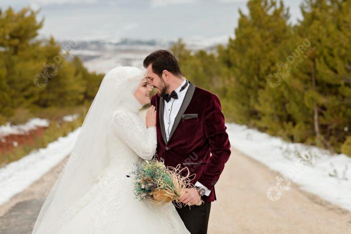 elife enes kis mevsimi karda dugun fotograflari ve tesetturlu dugun pozlari 22