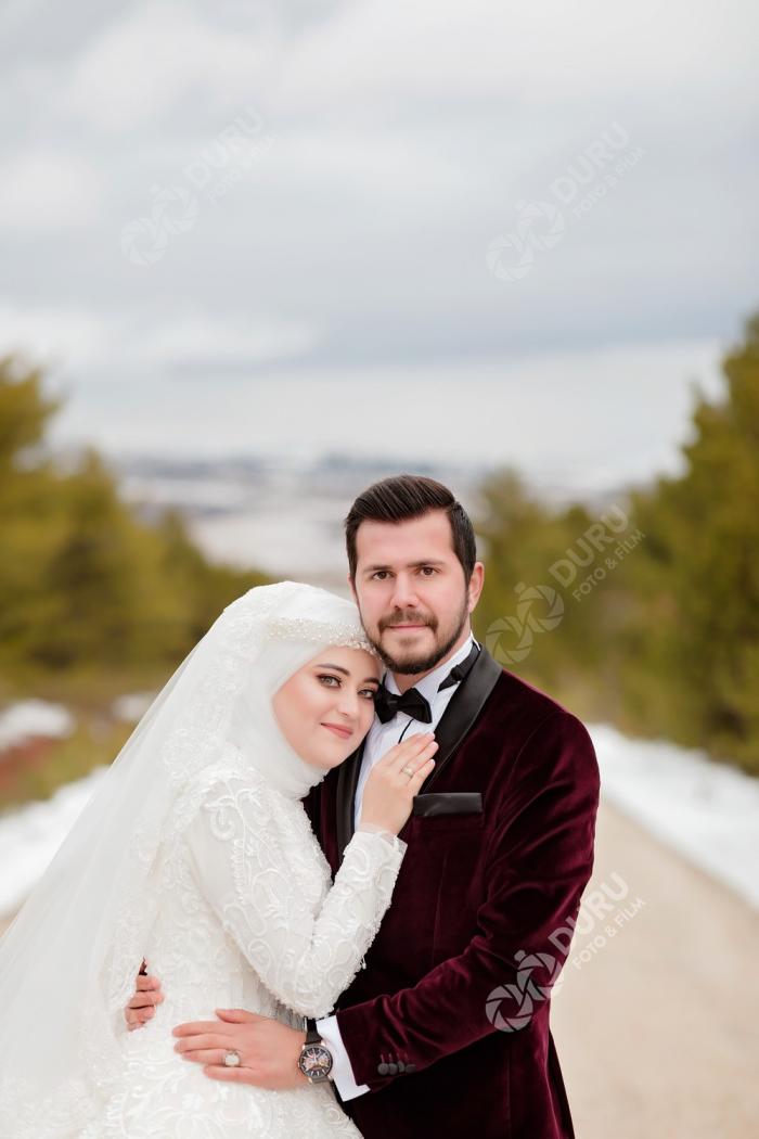 elife enes kis mevsimi karda dugun fotograflari ve tesetturlu dugun pozlari 23