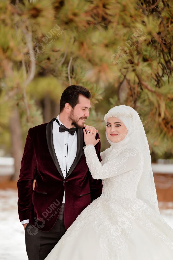 elife enes kis mevsimi karda dugun fotograflari ve tesetturlu dugun pozlari 28