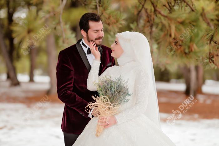 elife enes kis mevsimi karda dugun fotograflari ve tesetturlu dugun pozlari 29