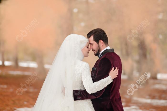 elife enes kis mevsimi karda dugun fotograflari ve tesetturlu dugun pozlari 31