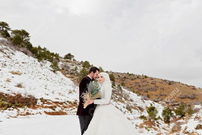 elife enes kis mevsimi karda dugun fotograflari ve tesetturlu dugun pozlari 39