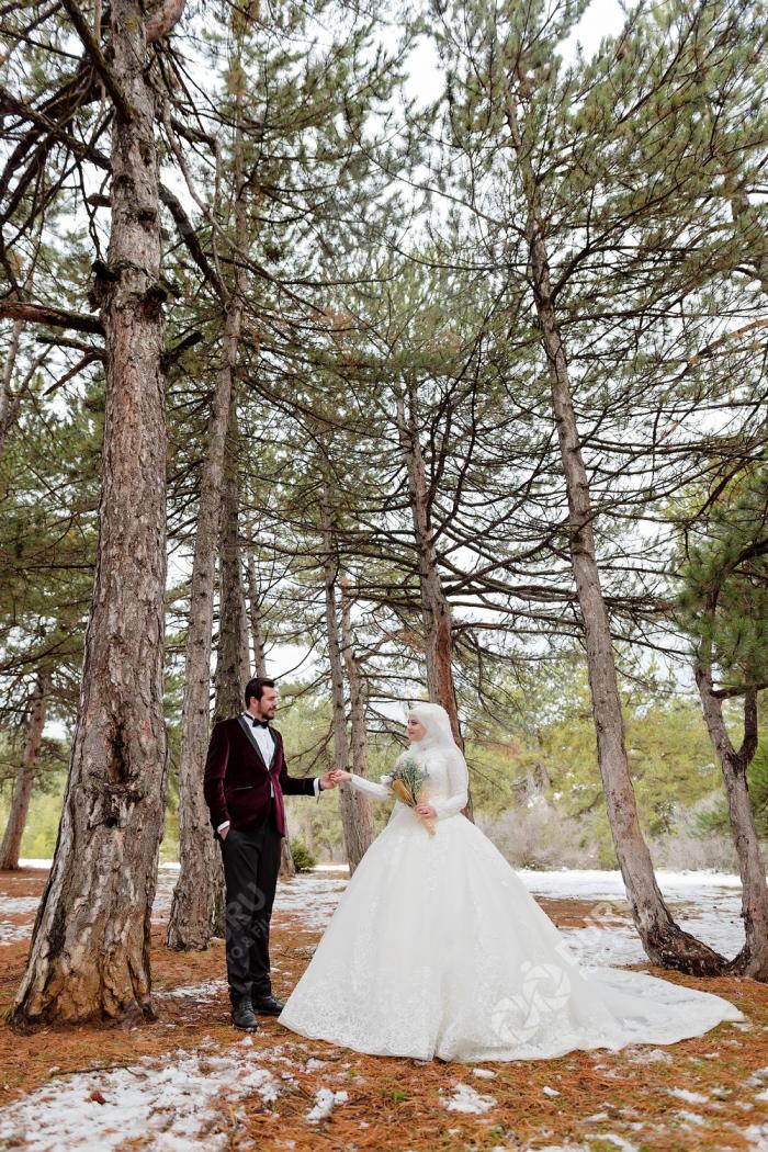 elife enes kis mevsimi karda dugun fotograflari ve tesetturlu dugun pozlari 43