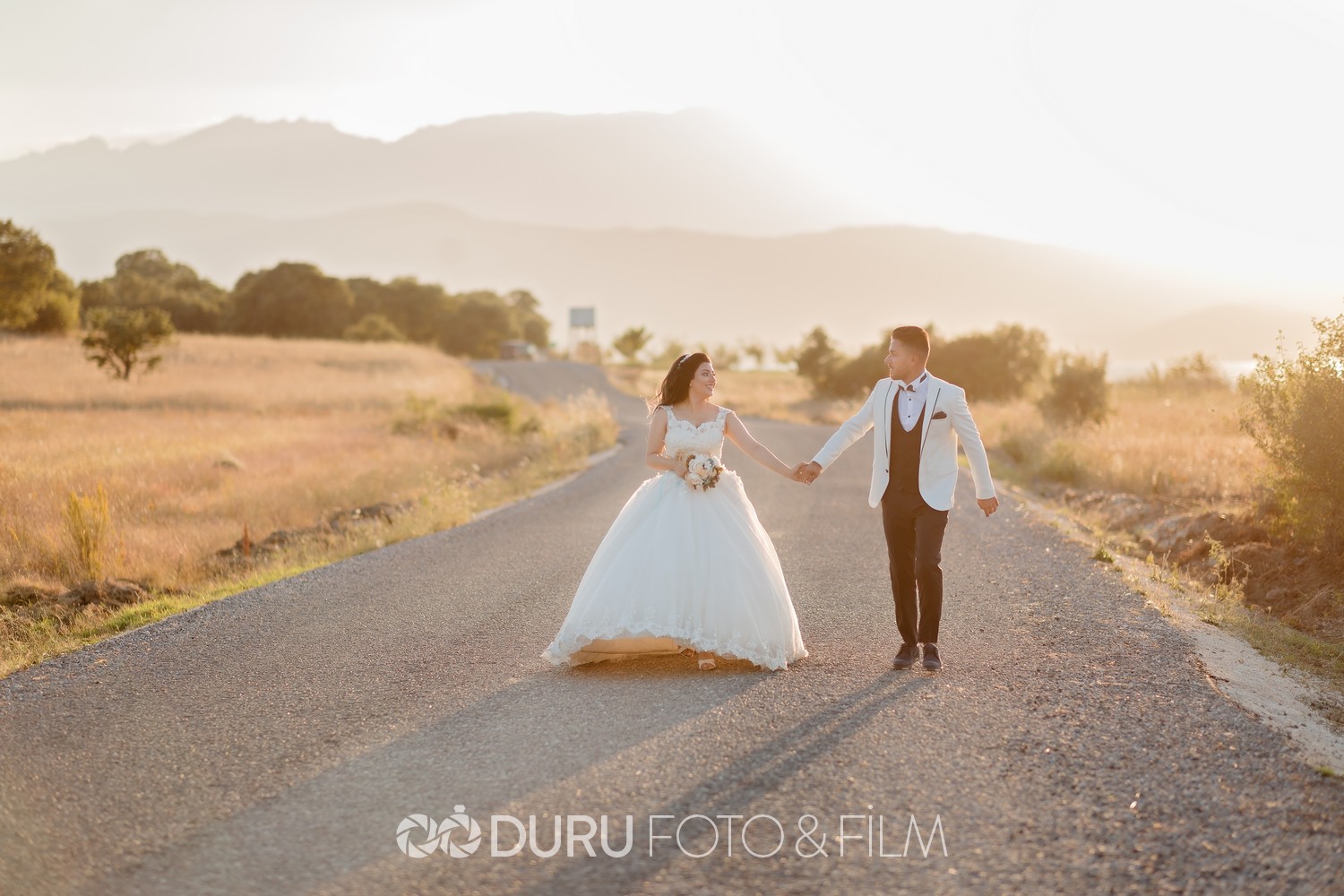Yolda Çekilmiş Düğün Fotoğrafları ve Dış Çekim Pozları